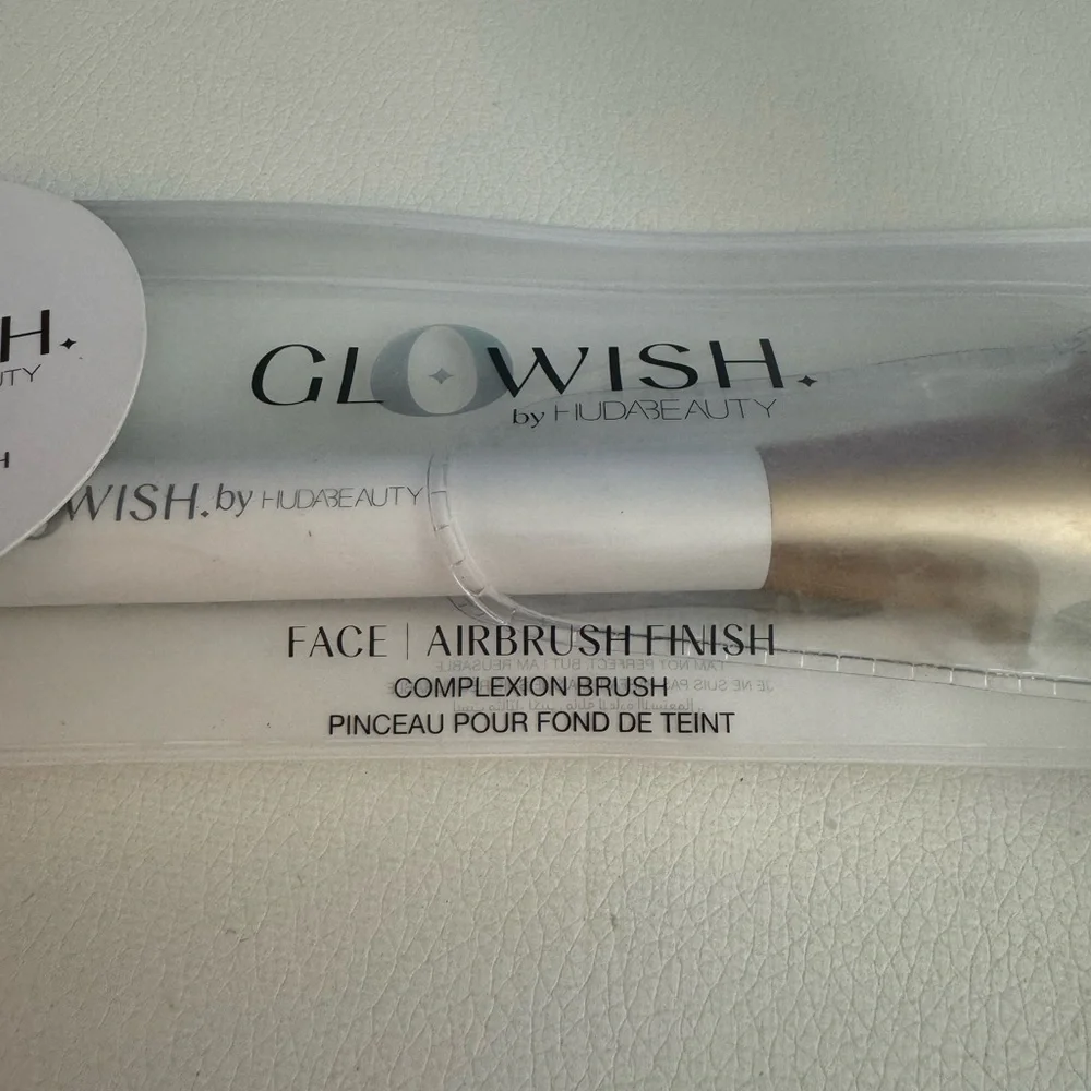 HUDA BEAUTY glOwish complexion brush